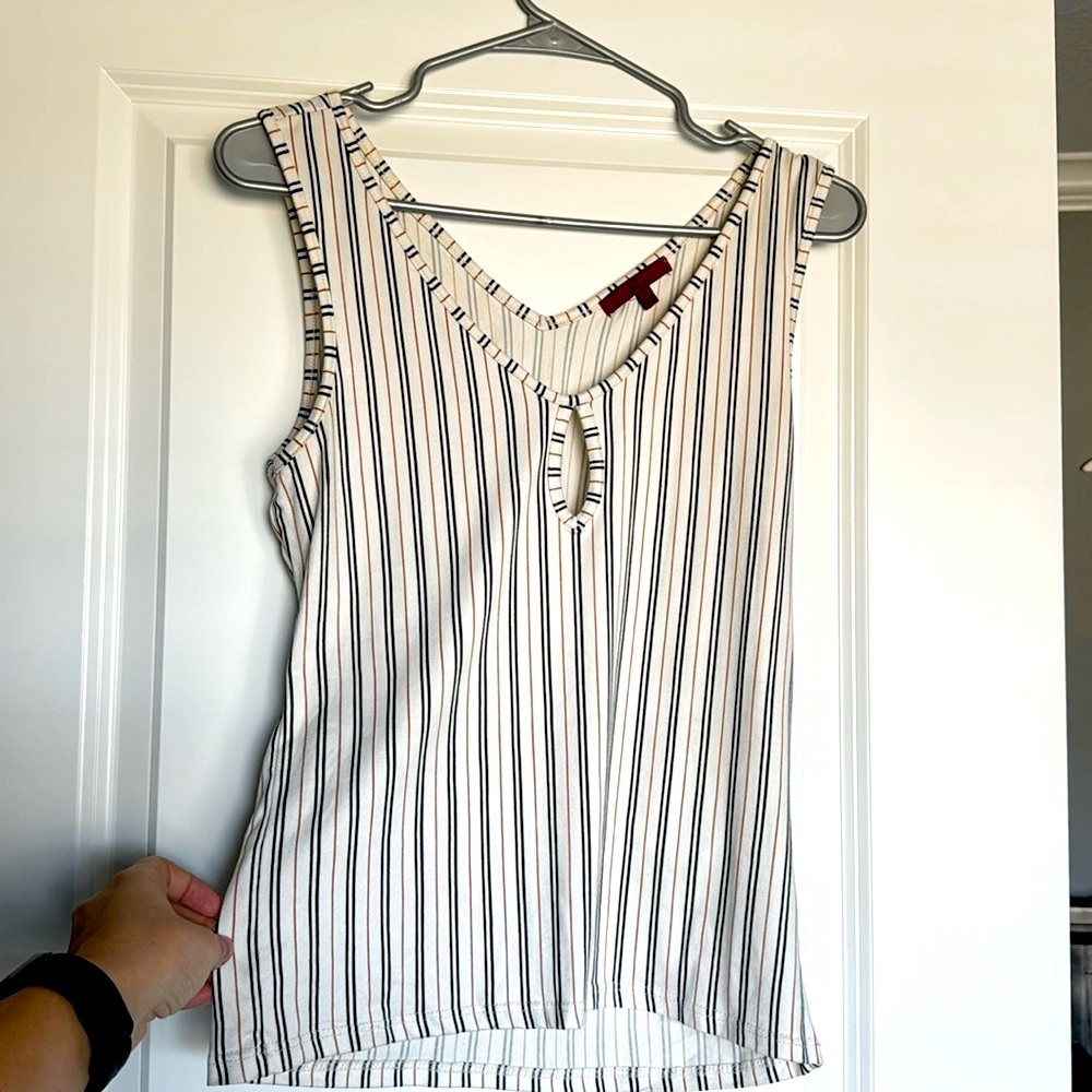 Women’s Red by BKE White Cropped Tank ( Size L )